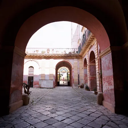 Palazzo Leuzzi غالاتوني