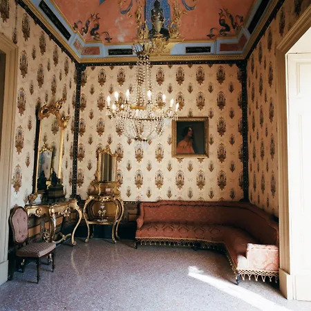 Palazzo Leuzzi فندق مبيت وإفطار 4*