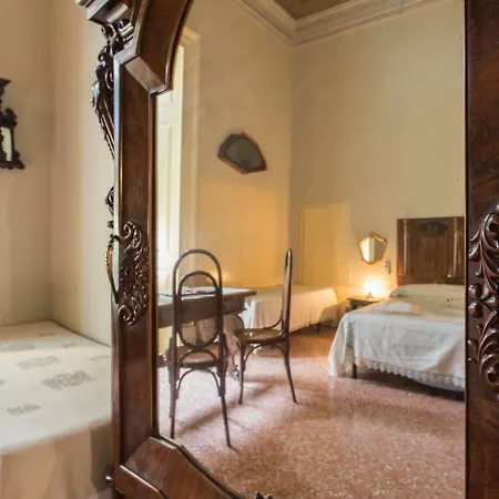 فندق مبيت وإفطار Palazzo Leuzzi غالاتوني