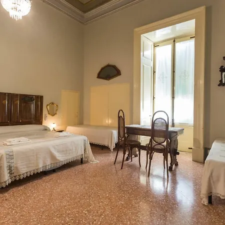 Palazzo Leuzzi فندق مبيت وإفطار غالاتوني